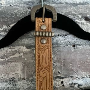 Beautiful leather embossed belt with silver detailed buckle. Excellent condition